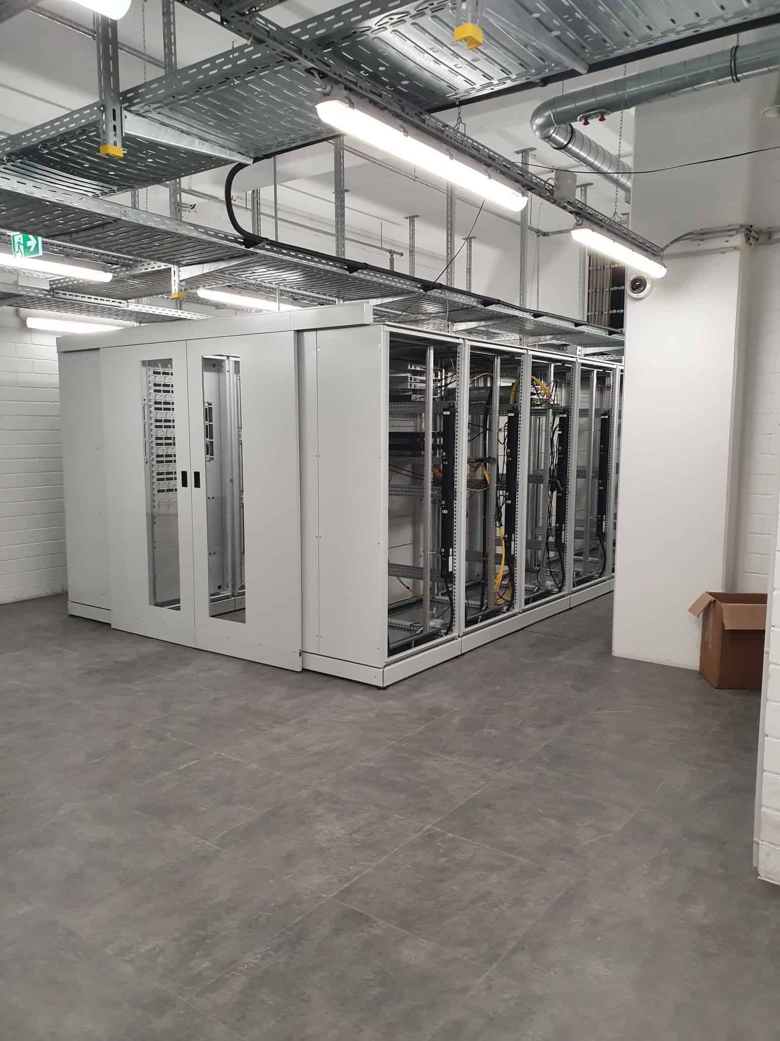 Rechenzentrum, 32 Serverschränke mit ca. 5001 Anschlussports